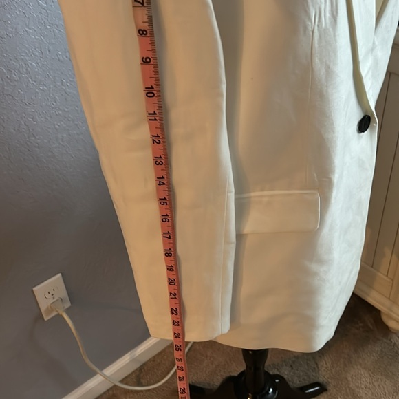 Oversized women’s blazer in off-white - Picture 3 of 8